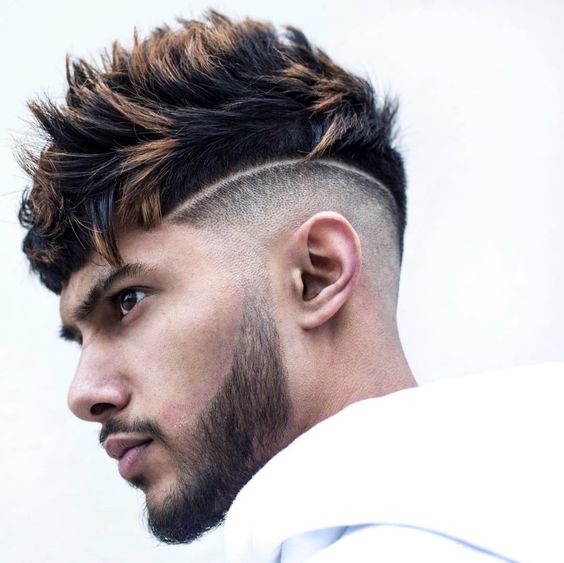 corte de cabelo com risco masculino