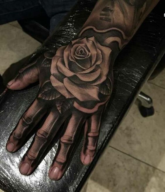 Tatuajes de hombre en la mano New Old Man