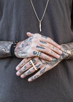 Tatouages ​​​​à la main masculine |  nouveau vieil homme