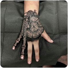 Tatuajes de hombre en la mano New Old Man