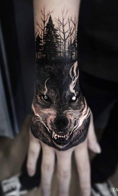 TATUAGEM NA MÃO MASCULINA: 35 Ideias de Tattoos na Mão pra inspirar!   Tatuagens na mão para homens, Tatuagem na mão, Tatuagem na mão masculino