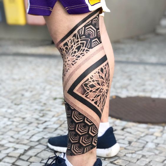 Tatuajes masculinos en la pierna 38