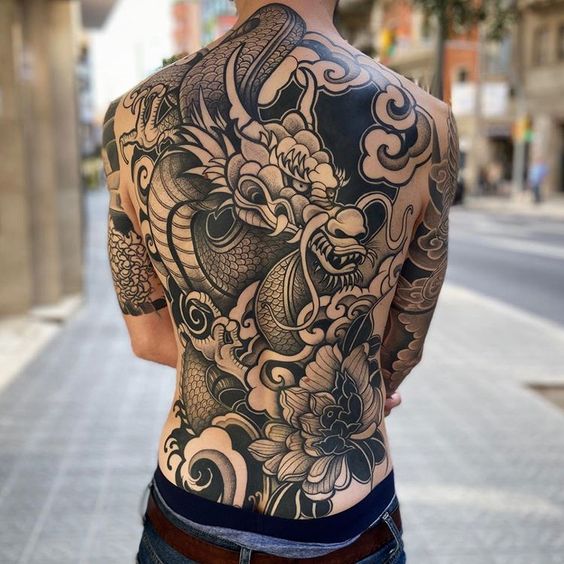 Tatuagens Masculinas nas Costas | New Old Man