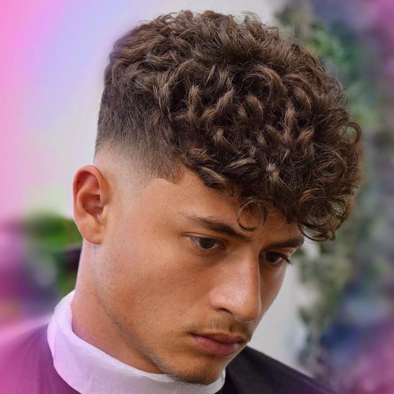 2021 PELO MASCULINO CORTA EL PELO RIZADO CON FADE | Nuevo viejo hombre