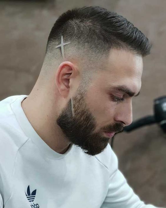 Männerhaarschnitt mit Bart und Haarsträhnen 1