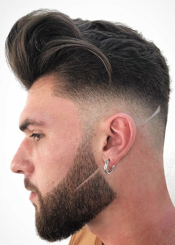 Männlicher Haarschnitt mit Bart und Haarrisiko 3