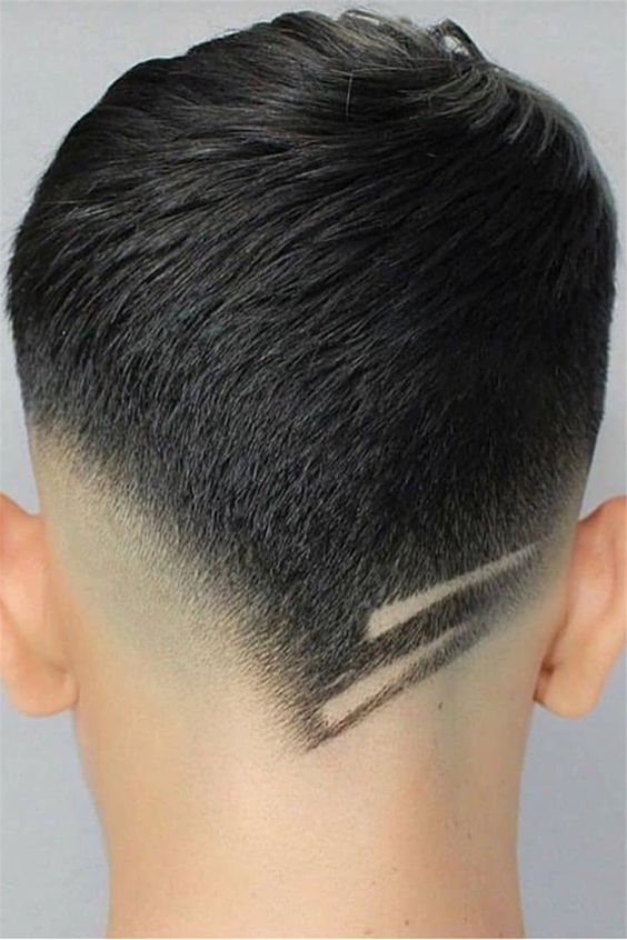 Männlicher Haarschnitt mit Nagelkratzen 2