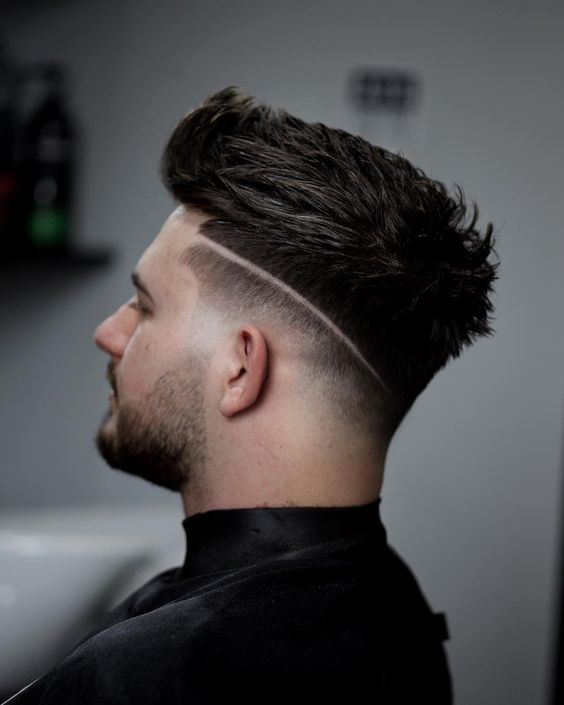 Coupe de cheveux masculine texturée en dégradé avec scratch 2