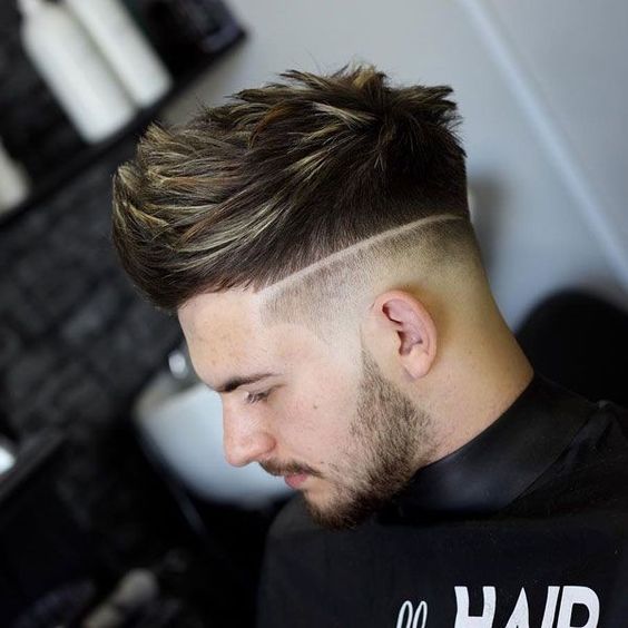 Coupe de cheveux pour hommes dégradé texturé avec 4 parties