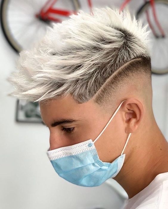 Coupe de cheveux masculine Faux Hawk avec risque 5