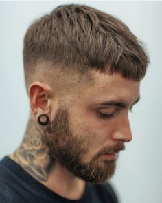 Taglio di capelli maschile con taglio francese con sfumatura 1