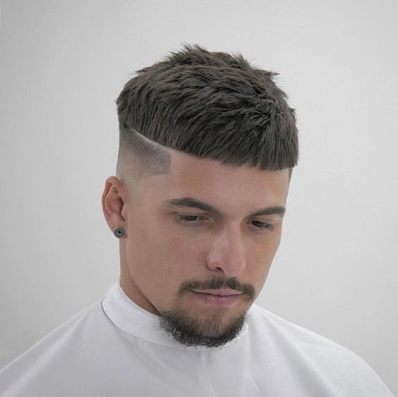 Männlicher französischer Crop-Haarschnitt mit Risiko 2