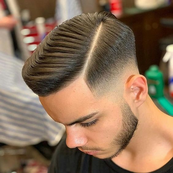 Coupe de cheveux masculine dure avec risque 3