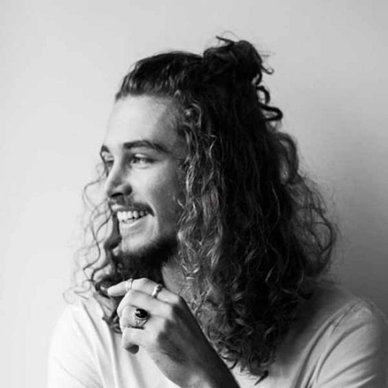 Men's Curly Ponytail Haircuts For 2022 5