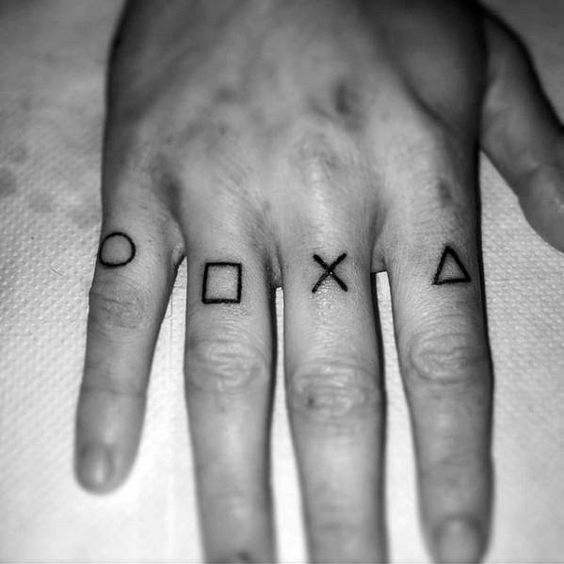 Tatuaje de dedo masculino 1