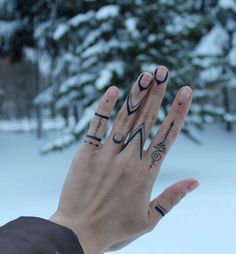 Tatuaje de dedo masculino 1
