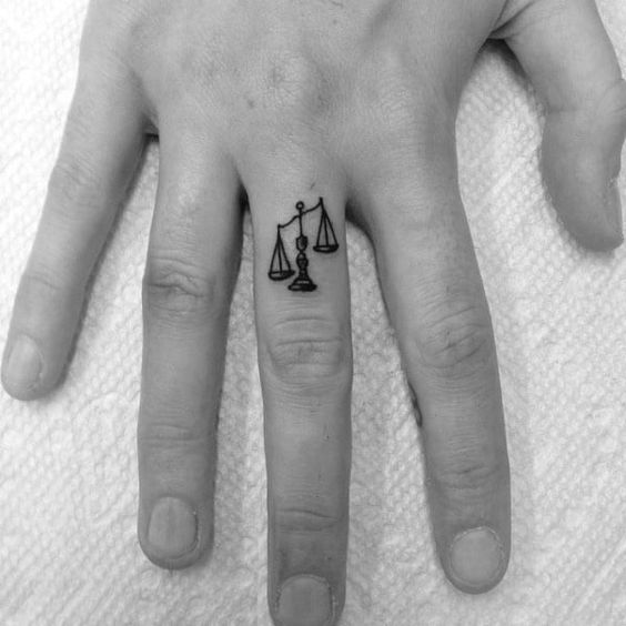 Tatuagem Masculina no Dedo 1