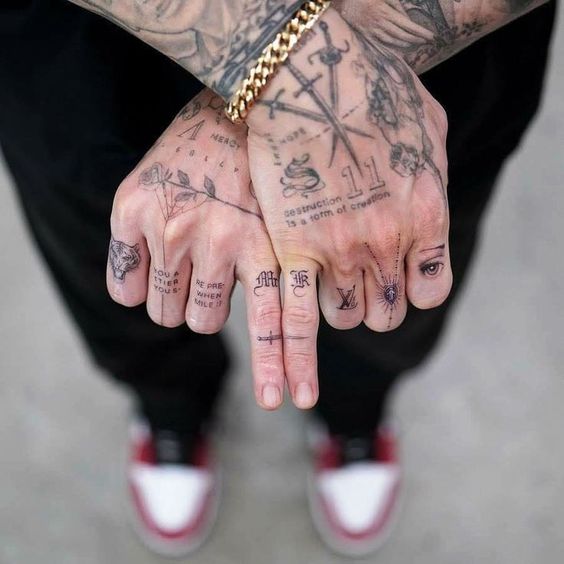 Ideiais de Tatuagens na Mão Masculina  Hand tattoos for guys, Knuckle  tattoos, Finger tattoos