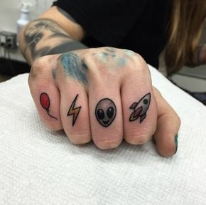 Tatuaggio al dito maschile 5