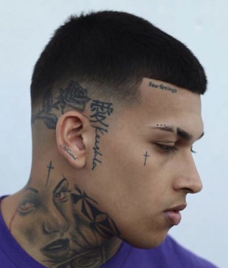 Tatuaggio viso maschile 1