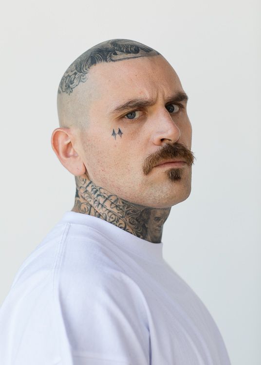 Tatuaggio viso maschile 1