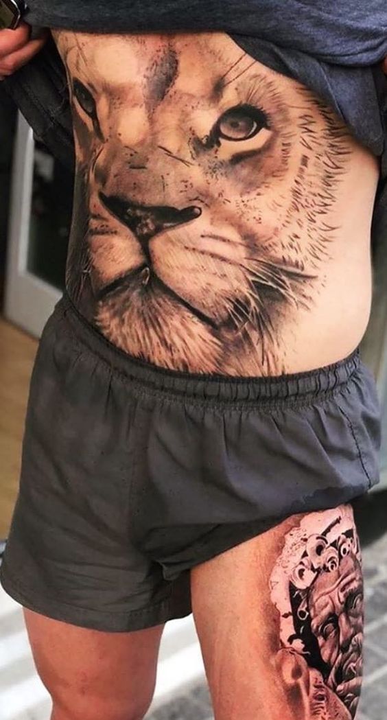 Tattoos für Männer am Bauch