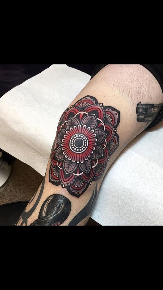 Tatuaggi per uomini sul ginocchio