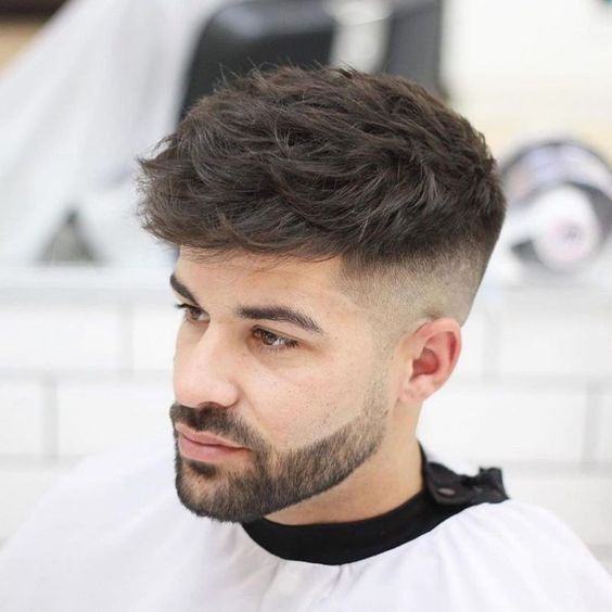 Coupe de cheveux pour hommes avec frange