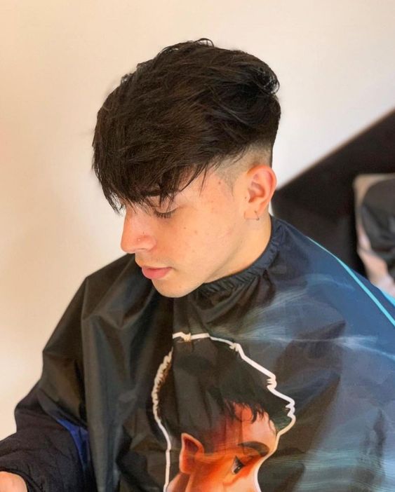 Coupe de cheveux pour hommes avec frange