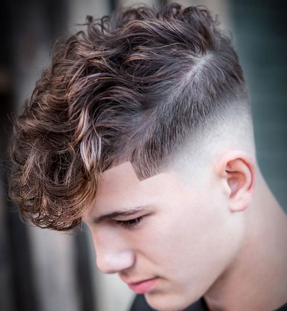 Lockiges Haar Seite Haarschnitte für Männer