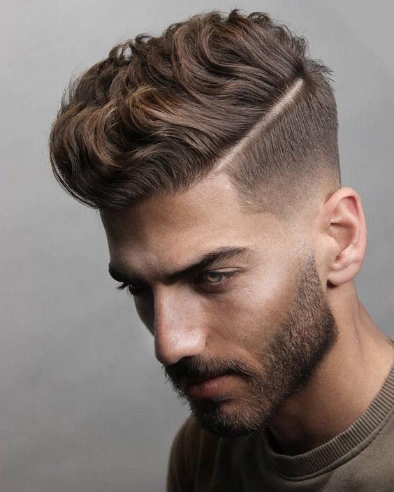 Lockiges Haar Seite Haarschnitte für Männer