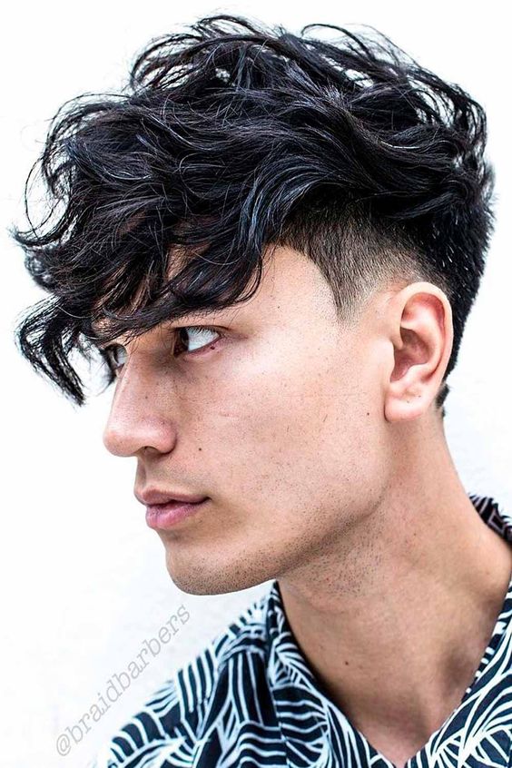 CHEVEUX BOUCLÉS AVEC FRANGE Coupes de cheveux pour hommes