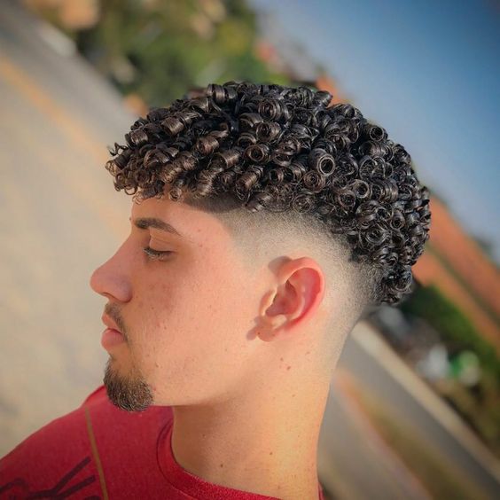 Corte de store cabelo cacheado homem