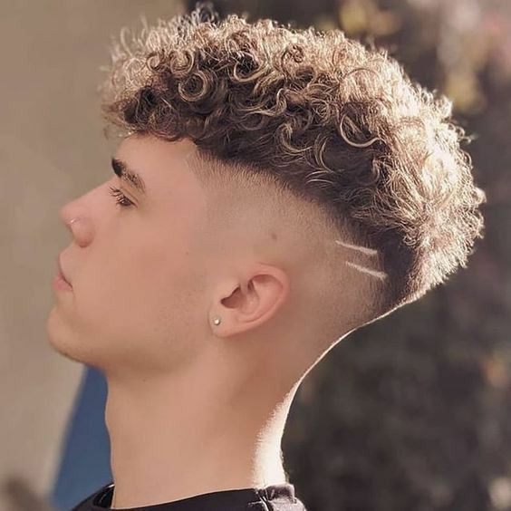 Risco jogo da velha in 2023  Curly hair fade, Fade haircut designs, Men  haircut curly hair