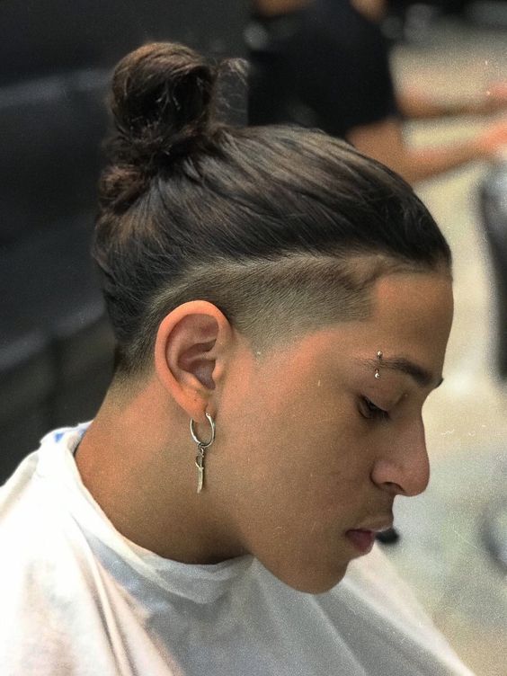 Lange Haarschnitte mit männlichem Fade