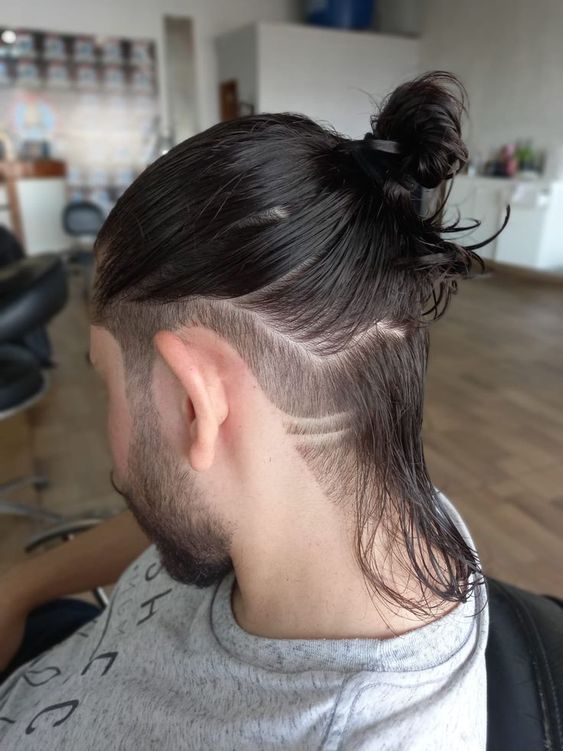 Cortes de pelo largo con líneas de afeitar para hombres