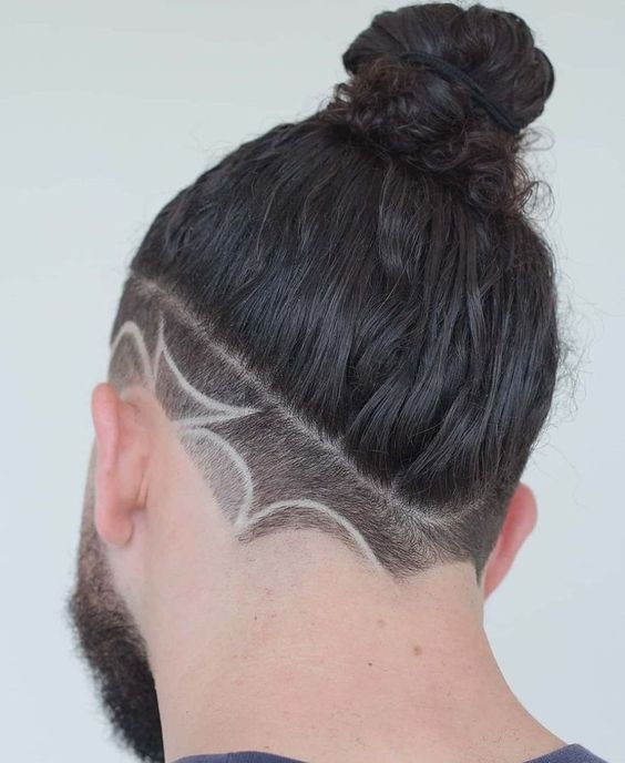 Cortes de pelo largo con líneas de afeitar para hombres