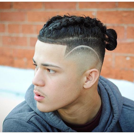 Coupes de cheveux longues avec des lignes de rasoir pour hommes