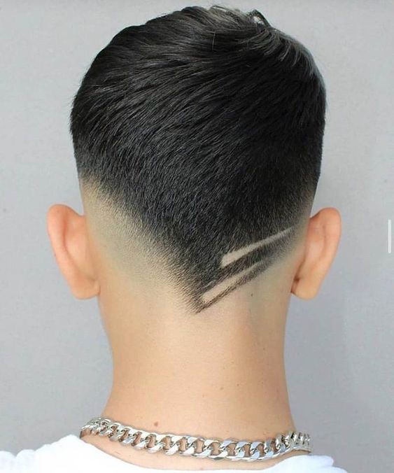 Tagli di capelli da uomo Razorback sul retro del collo