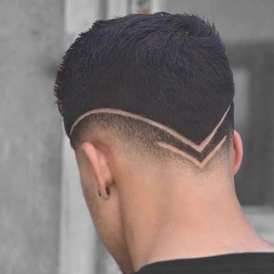 Coupes de cheveux Razorback pour hommes à l'arrière du cou