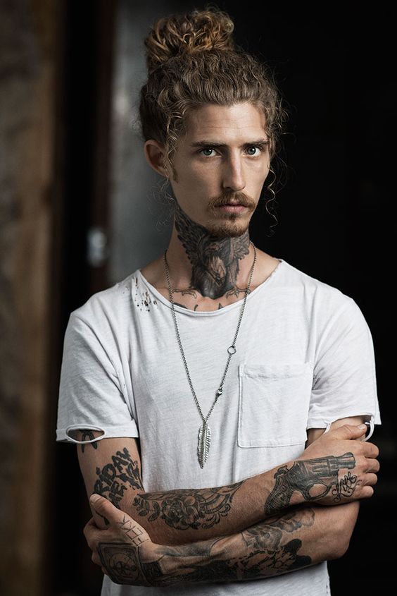 Top Knot Curly Haircuts pour hommes