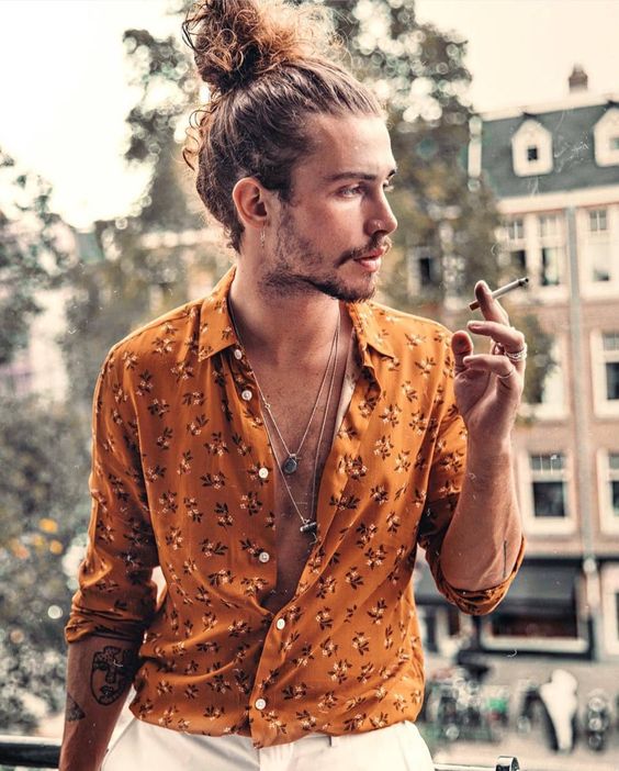 Top Knot Curly Haircuts pour hommes
