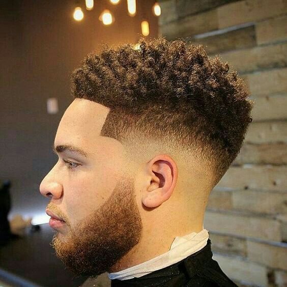 Herrenhaarschnitt CURLY HIGH TOP FADE CUT