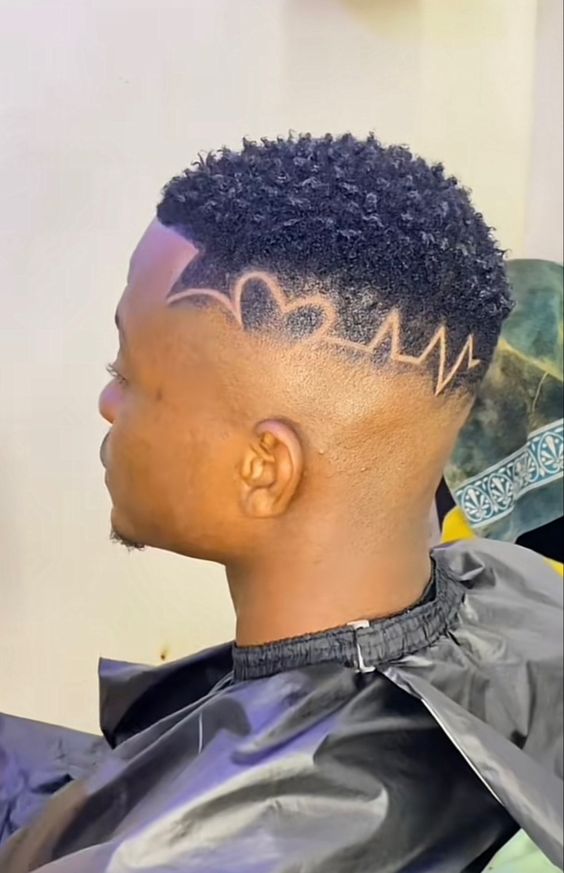 Coupe de cheveux géométrique pour hommes