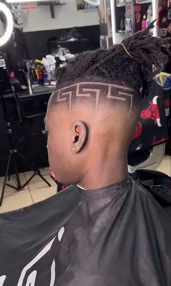 Coupe de cheveux géométrique pour hommes