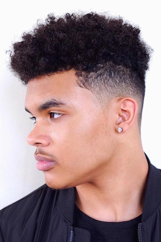 Herrenschnitte Curly High Top Fade Modern