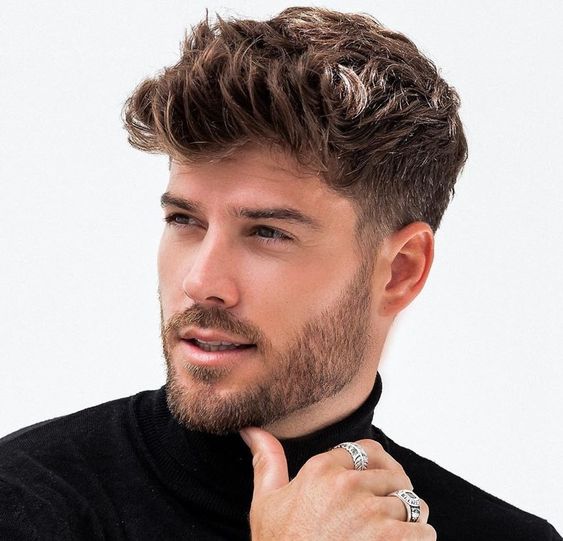 Tagli di capelli ciuffo non strutturati casual da uomo