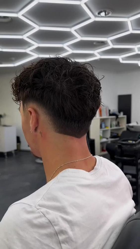 Cortes de pelo de longitud media con textura informal para hombres