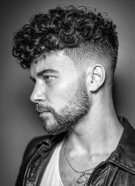 Cortes de pelo recortados casuales para hombres con parte superior natural