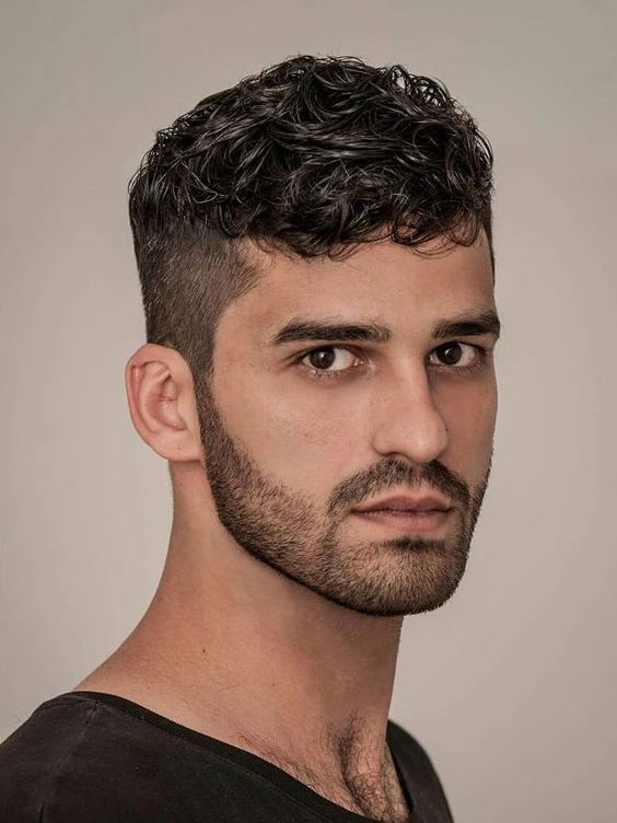 Tagli di capelli casual da uomo con top naturale